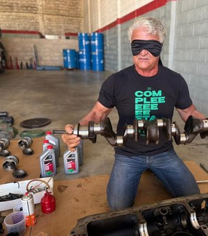 [Vídeo] Mecânico de Arapiraca aceita desafio inusitado e monta motor com os olhos vendados