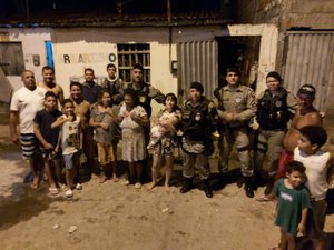 [Vídeo] Moradores ajudam a combater incêndio em residência no Benedito Bentes