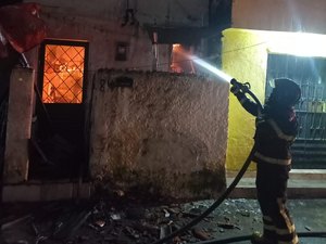 Fogo deixa residência totalmente destruída na Vila Brejal