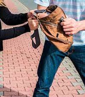 Mulher tem bolsa roubada por dois ladrões no centro de Arapiraca
