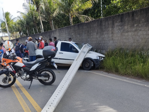 Motorista perde o controle da direção e colide contra poste de energia na zona rural de Arapiraca