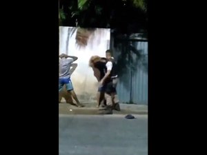 Policial é flagrado agredindo jovem em Salvador: “Você para mim é ladrão, olha esse cabelo”