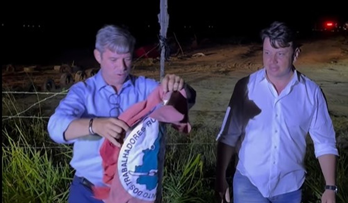 Cabo Bebeto comemora reintegração de posse em Arapiraca e leva bandeira do MST como troféu