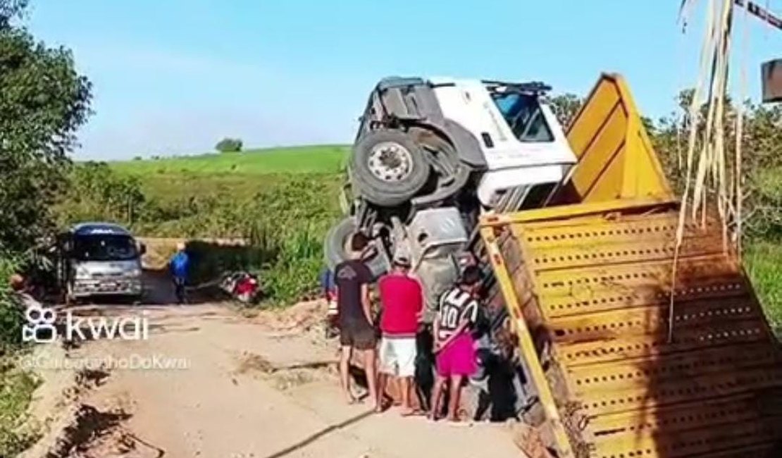 [Vídeo] Treminhão vira na zona rural do município de Porto Calvo