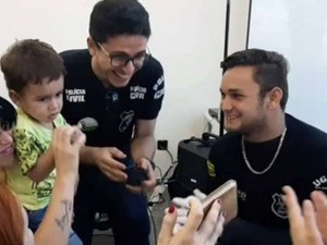 Policiais cantam para colher digital de criança com autismo