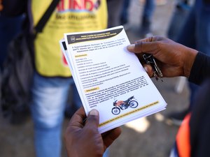SMTT realiza ação para regulamentar mototaxistas em Maceió