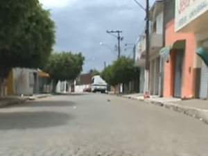 Assaltantes encapuzados invadem residência e mantém família refém