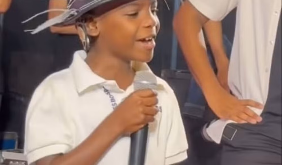 Cantor mirim Ruan Vaqueirinho é atingido no rosto por lata durante show na Bahia