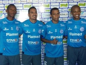 Confiança apresenta reforços e treina com portões fechados