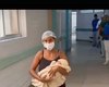 [Vídeo] Mãe sai ajoelhada para agradecer recuperação do filho em maternidade de Maceió