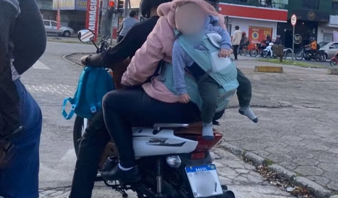 Casal faz bebê de 'mochila' em garupa de moto e cena causa revolta na web