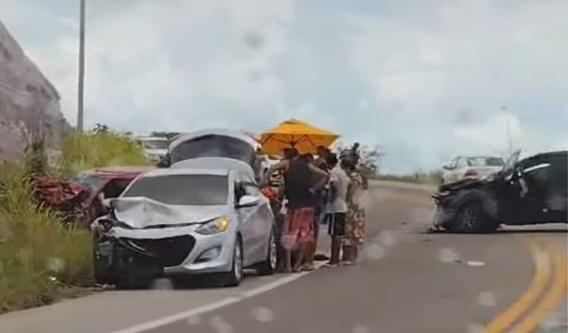 Grave acidente envolvendo três carros deixa três feridos em Jequiá da Praia