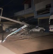 Carro colide em poste e deixa mulher ferida na AL-101 Norte em Maragogi