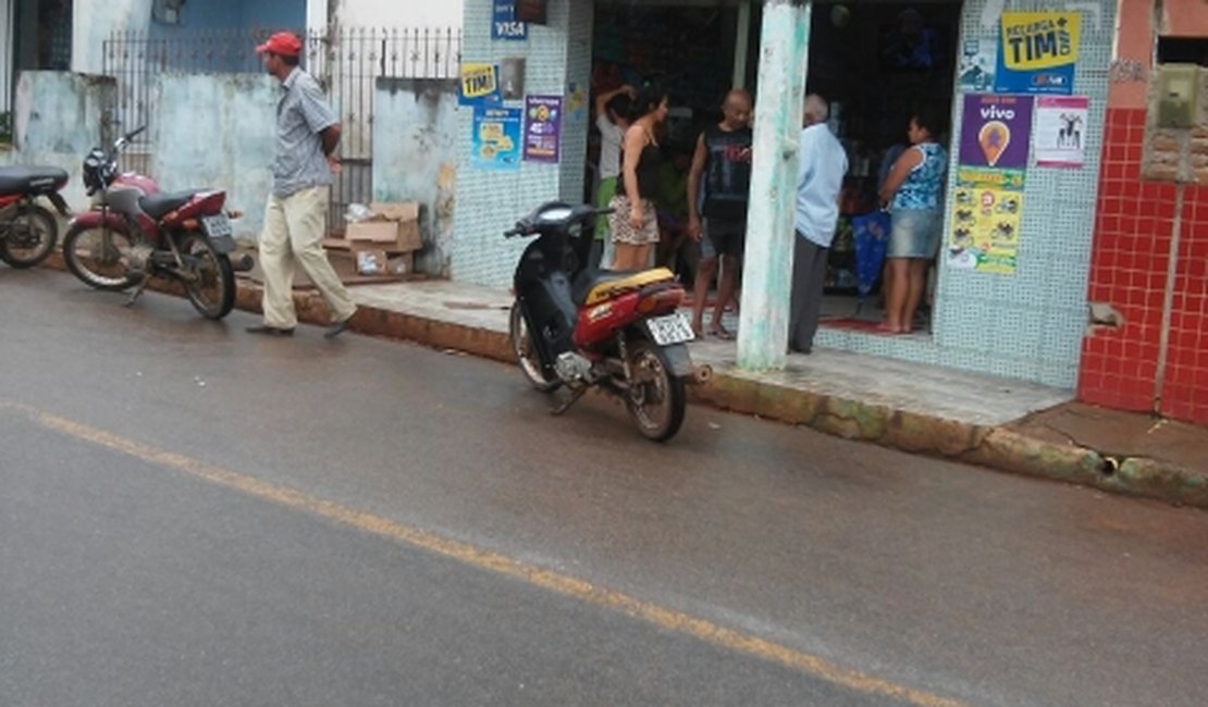 Criminosos invadem farmácia e roubam dinheiro de correspondente bancário