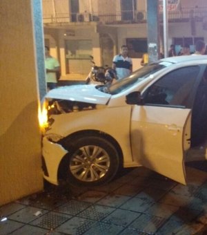 [Vídeo] Após colisão, condutor perde controle e sobe em calçada de farmácia