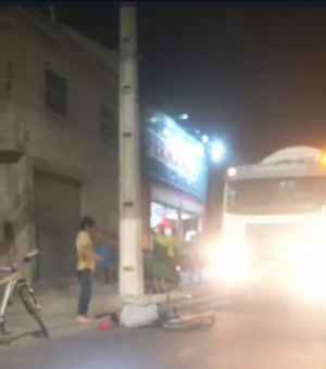 Ciclista é atropelado por caminhão coletor de lixo no bairro Benedito Bentes