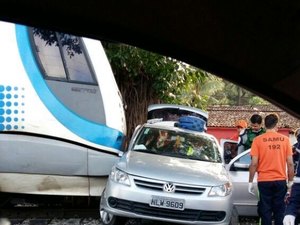 Condutor tenta atravessar trilho e VLT colide contra carro