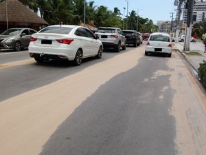 Prefeitura realiza retirada de areia na Avenida Álvaro Otacílio