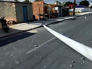 Colisão deixa poste atravessado na Avenida Cacheira do Meirim, no Benedito