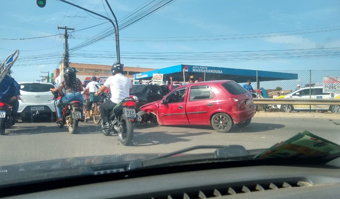 Motorista aparentemente embriagado causa acidente e foge em Arapiraca