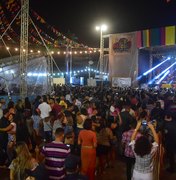 Maceioenses e turistas festejam noite de São João em Jaraguá