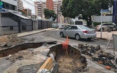 Chuvas abrem buraco na Ponta Verde e colocam motoristas em risco 