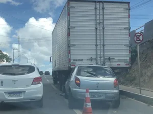 Colisão entre carro e caminhão complica o trânsito na Avenida Leste-Oeste, em Maceió