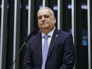 Alfredo Gaspar comemora aprovação de projeto que garante atendimento prioritário a pais atípicos no SUS