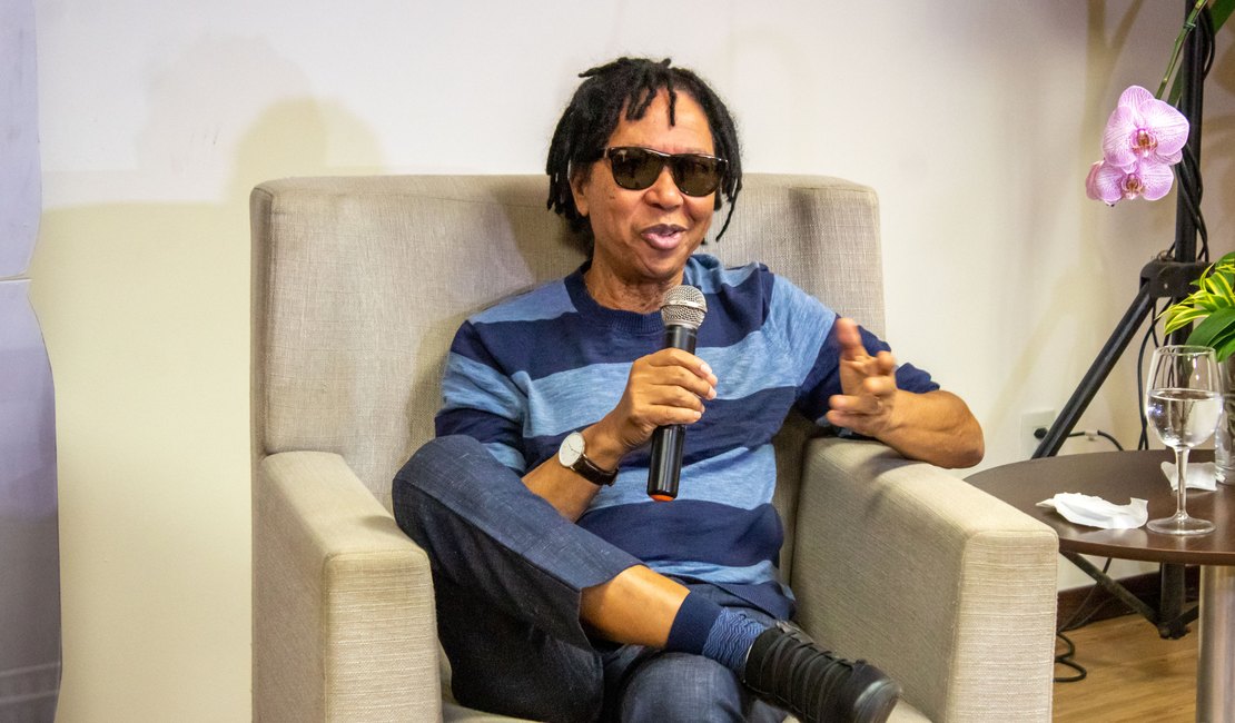 Mestre da música, Djavan traz luz e esperança em novo show para alagoanos