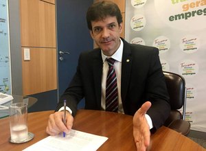 Ministro do Turismo testa positivo para Covid-19
