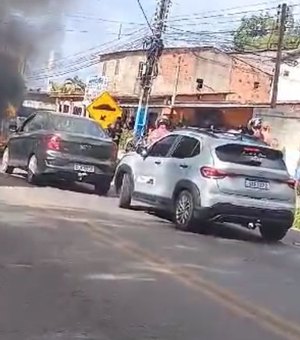 [Vídeo] Protesto por falta de água interdita trânsito na AL-101 Norte, em Ipioca