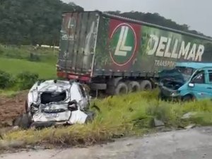 [Vídeo] Caminhão desgovernado causa acidente envolvendo três veículos em São Miguel dos Campos