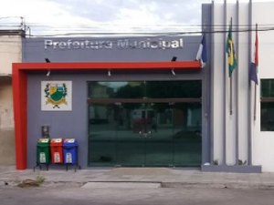 Cidade que mais cresce no Sertão, onde se gasta milhões com shows, contratados não receberam o 13º e escolas estão sem aulas