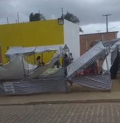 Vento forte provoca tumulto e destrói estruturas de feira no povoado Cangandu