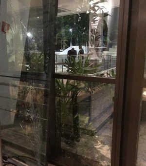 Torcedores tentam invadir hotel do Corinthians após derrota para o CSA
