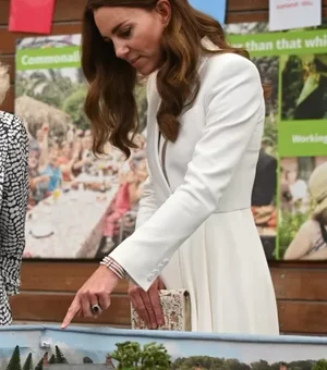 Kate Middleton usa bracelete de diamantes que foi da princesa Diana