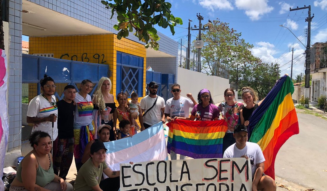 Estudantes vítimas de transfobia protestam em frente a escola no Benedito Bentes