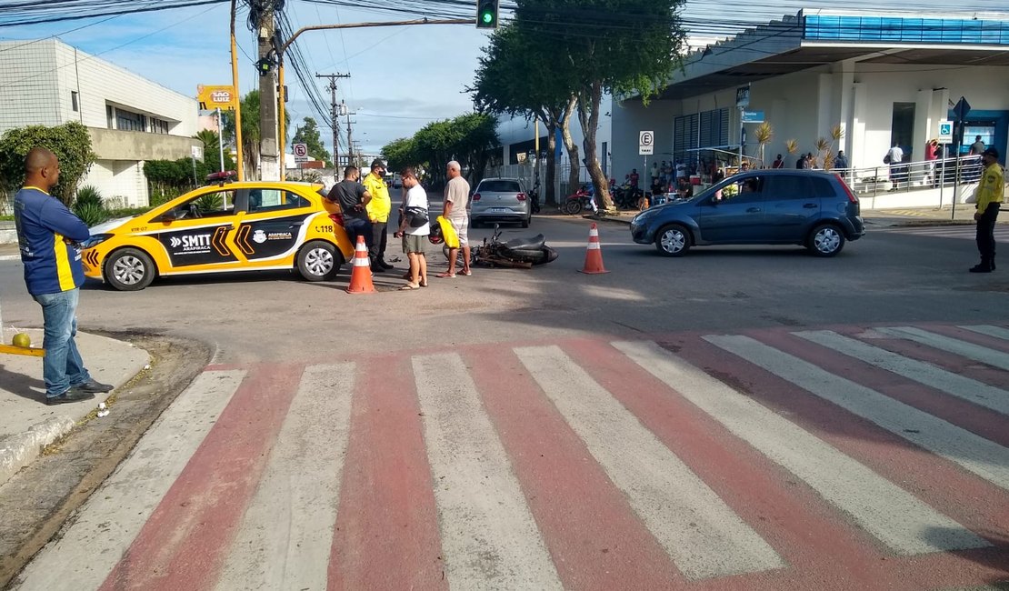 Motociclista avança semáforo, bate em carro e sofre escoriações em Arapiraca