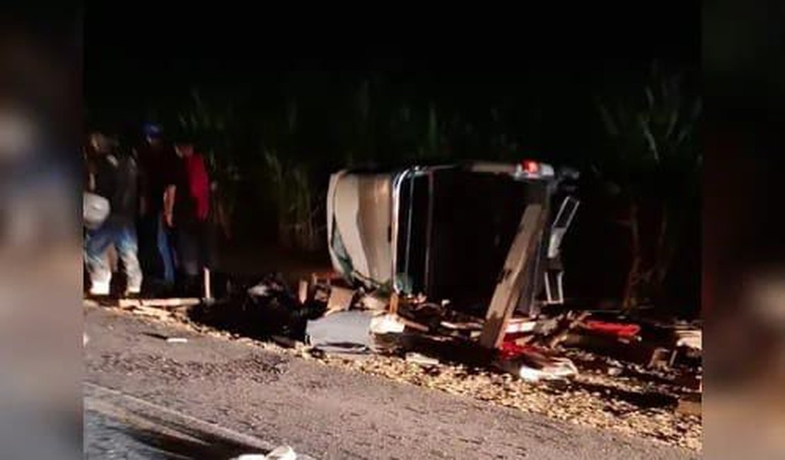 Colisão entre caminhão e carro em Penedo deixa uma pessoa presa às ferragens