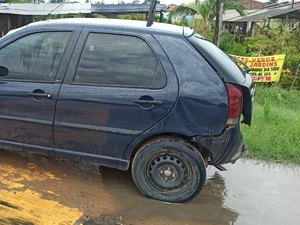 Pista escorregadia provoca colisão entre veículos e deixa feridos em Arapiraca