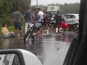 Acidente envolvendo carros e moto deixa feridos no Passo de Camaragibe