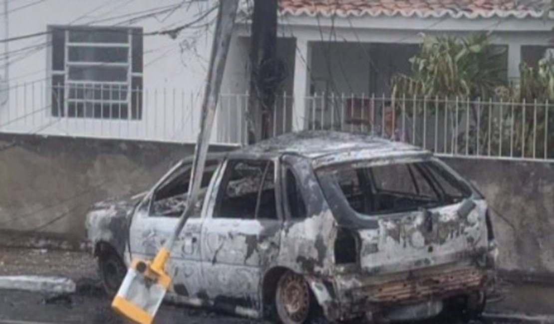 Carro e poste ficam destruídos após colisão em Olho D’Água das Flores