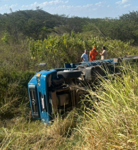 Morre motorista de caçamba que tombou no Povoado Mangabeira, em Arapiraca
