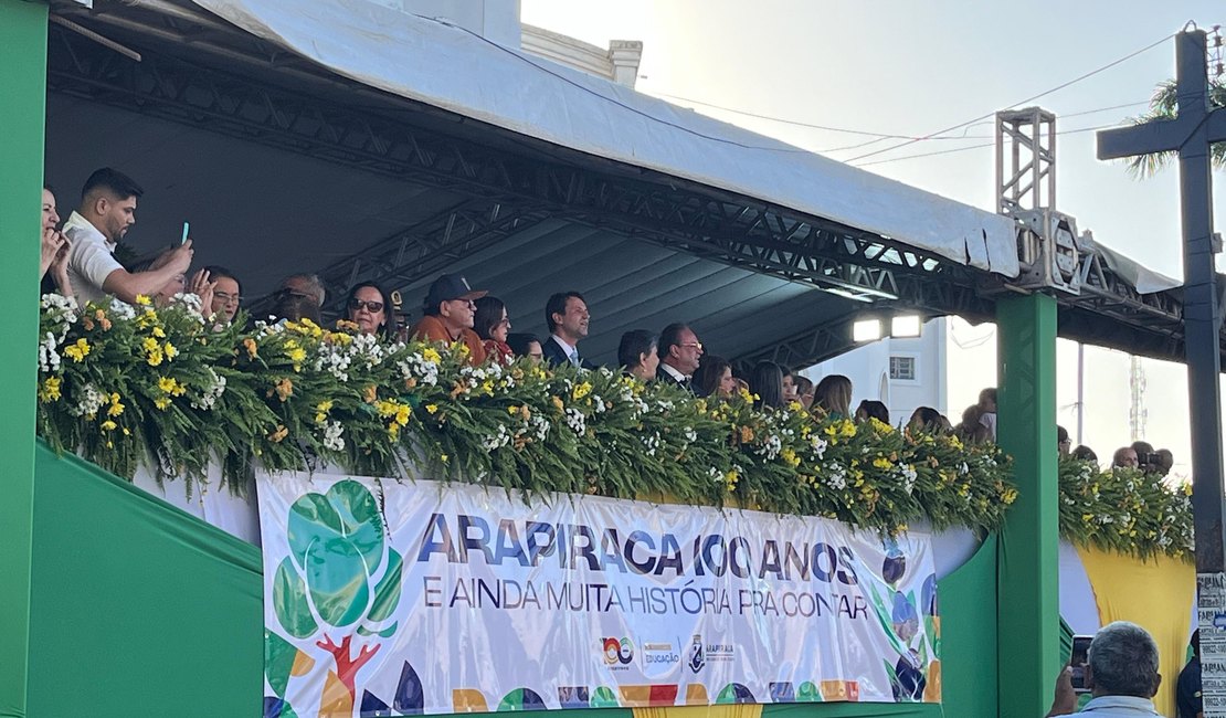 Desfile dos 100 anos da Emancipação Política de Arapiraca atrai uma multidão para o Centro da cidade