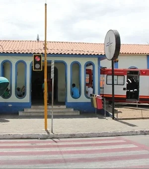 Indivíduo monitorado por tornozeleira eletrônica ataca policial penal e funcionários de hospital em Arapiraca