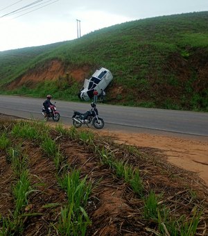 Carro capota após passar por curva na rodovia AL-105 em Porto Calvo