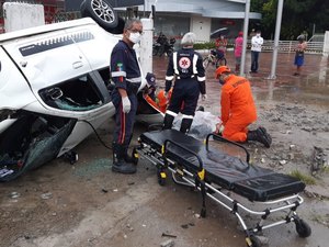Condutor fica ferido ao bater carro em poste na avenida Menino Marcelo