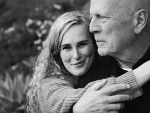 Filha de Bruce Willis revela que tem 4 empregos para sustentar a filha