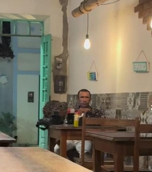 Funcionários de pizzaria cantam parabéns para homem que comemorava aniversário sozinho em AL