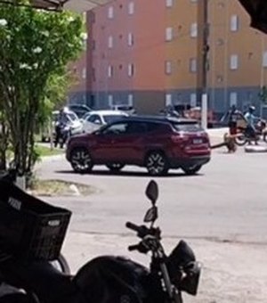 Moradores interditam trecho de via em protesto contra falta de água no Vergel do Lago